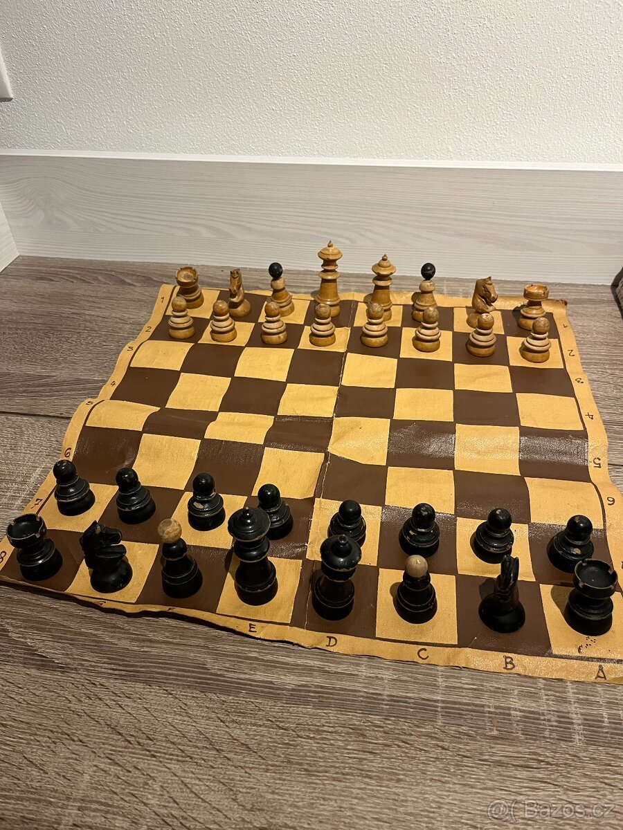 Prastaré dřevěné šachy kompletní