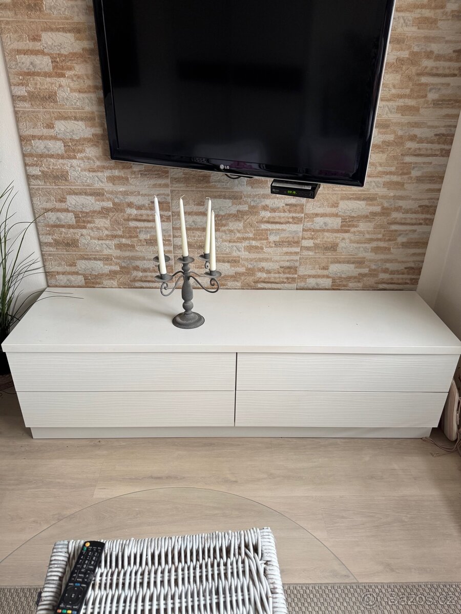 Skříňka pod televizi