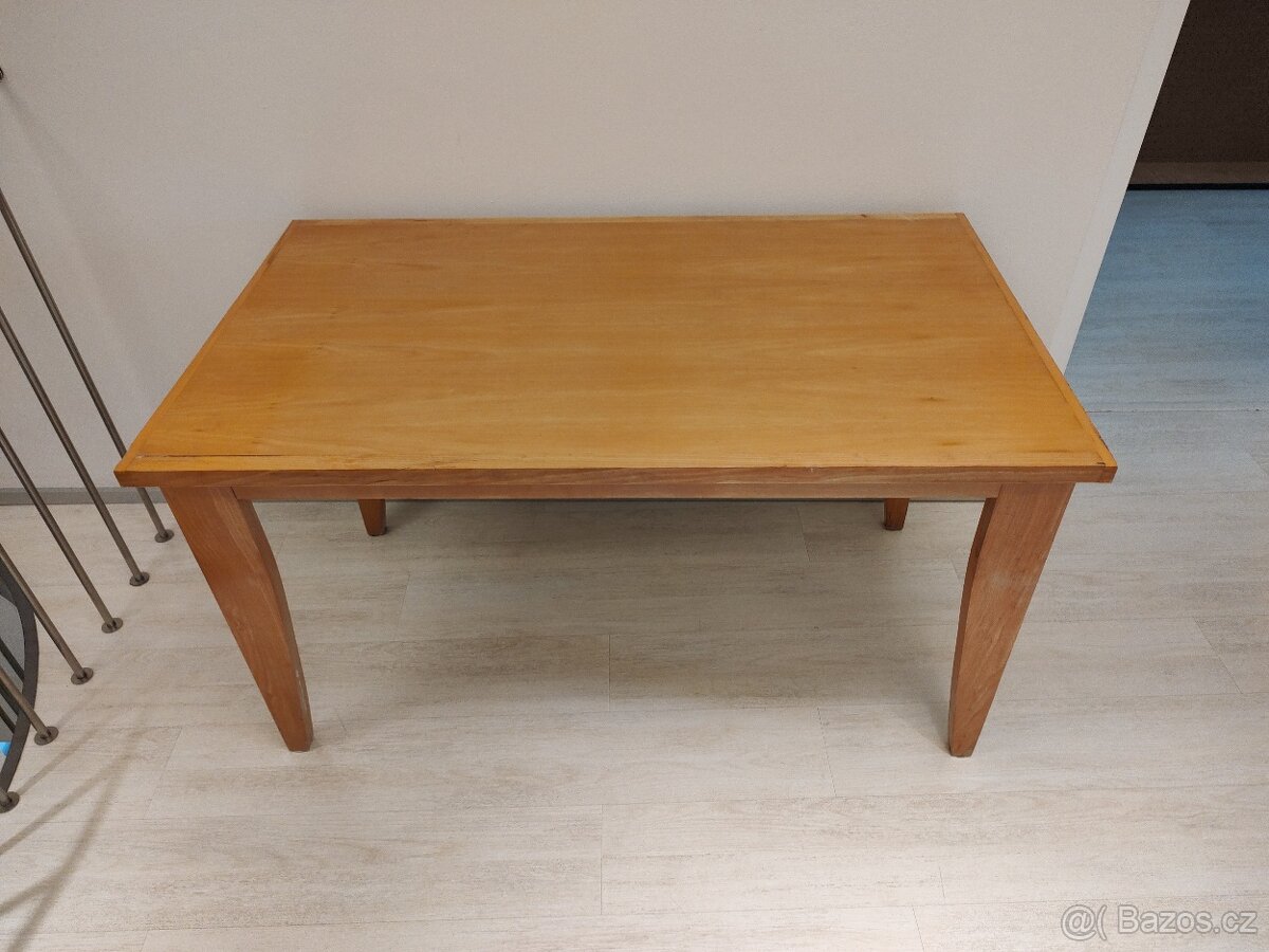 Jídelní stůl masiv