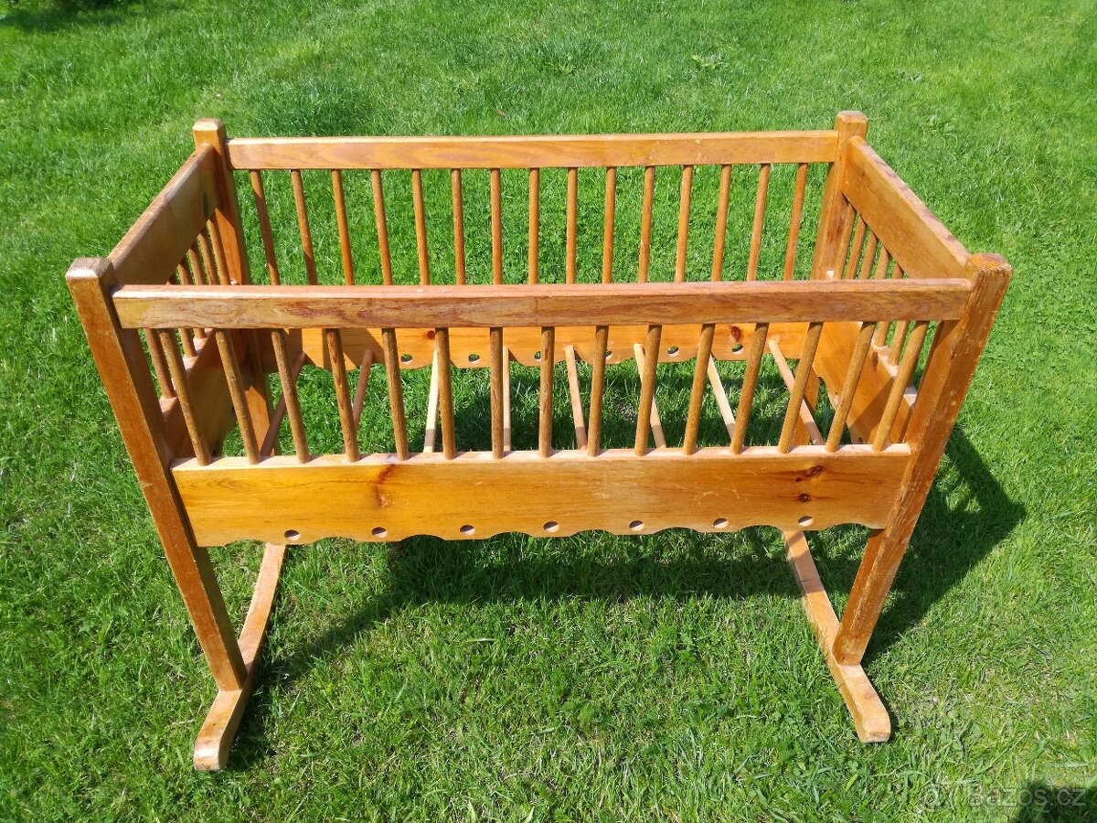 Prodám dřevěnou kolébku