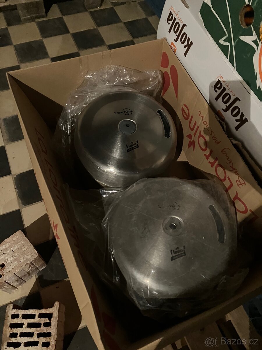 Nerezové a platové zásobníky na papír