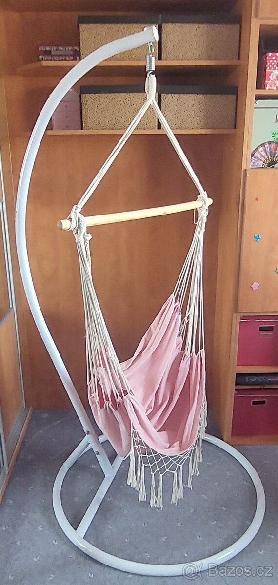 Stojan s houpacim křeslem