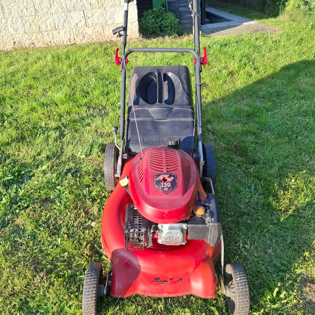 Benzínová sekačka na trávu s pojezdem