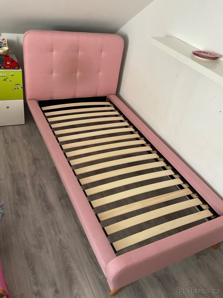 Kvalitní postel z masivu - čalouněná - růžová Barbie