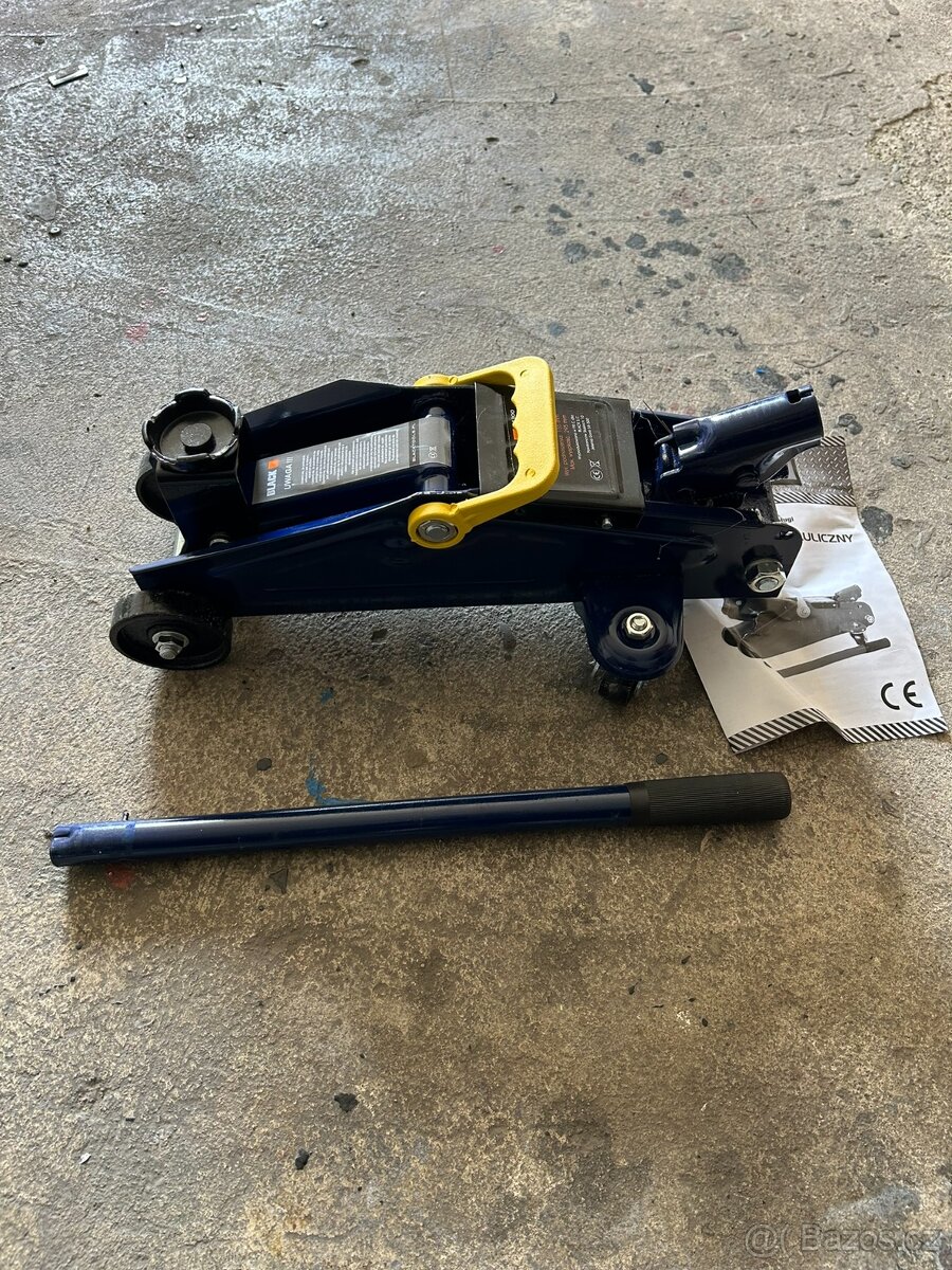Zánovní hydraulický zvedák na auto 2 tuny