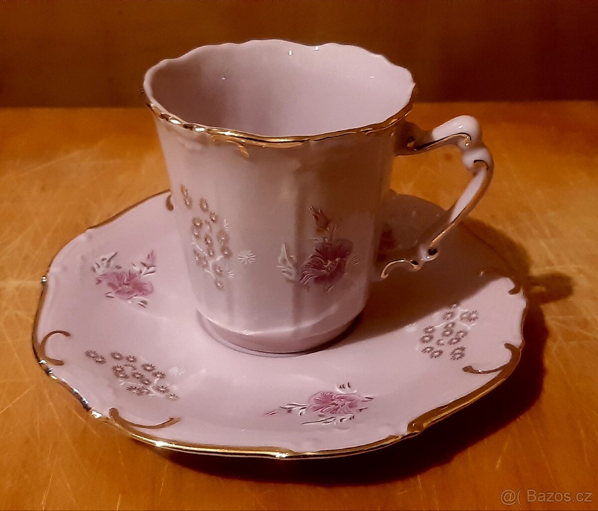 Šálek a podšálek z růžového porcelánu a 14 K zlata