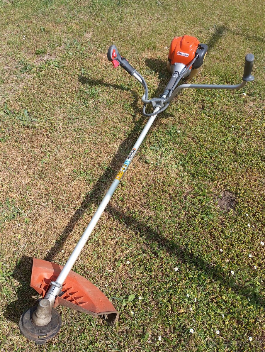 Křovinořez Oleo Mac čtyř takt