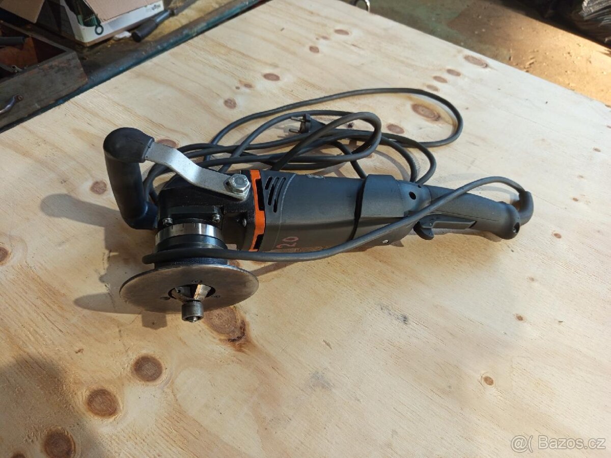 Ruční elektrický srážeč vnitřních hran plochých výrobků.