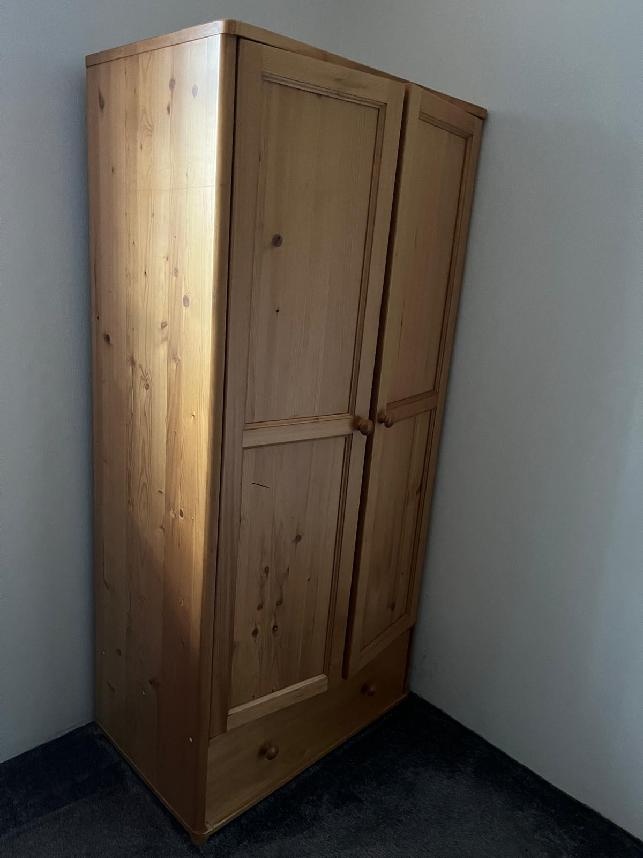 Masivní skříně borovice