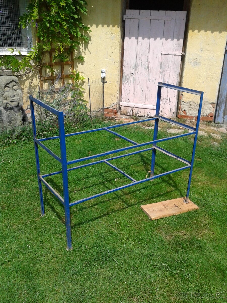 Kovový regál - stůl