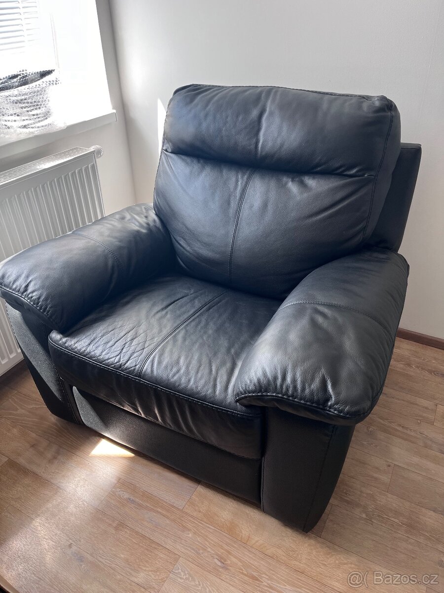 Kožené černé křeslo