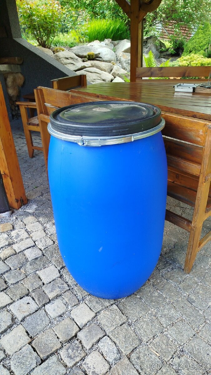 Plastový modrý sud 220l
