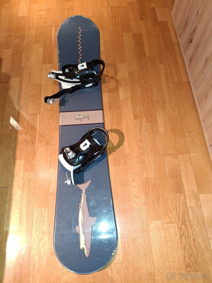 Snowboard s vázáním a obalem