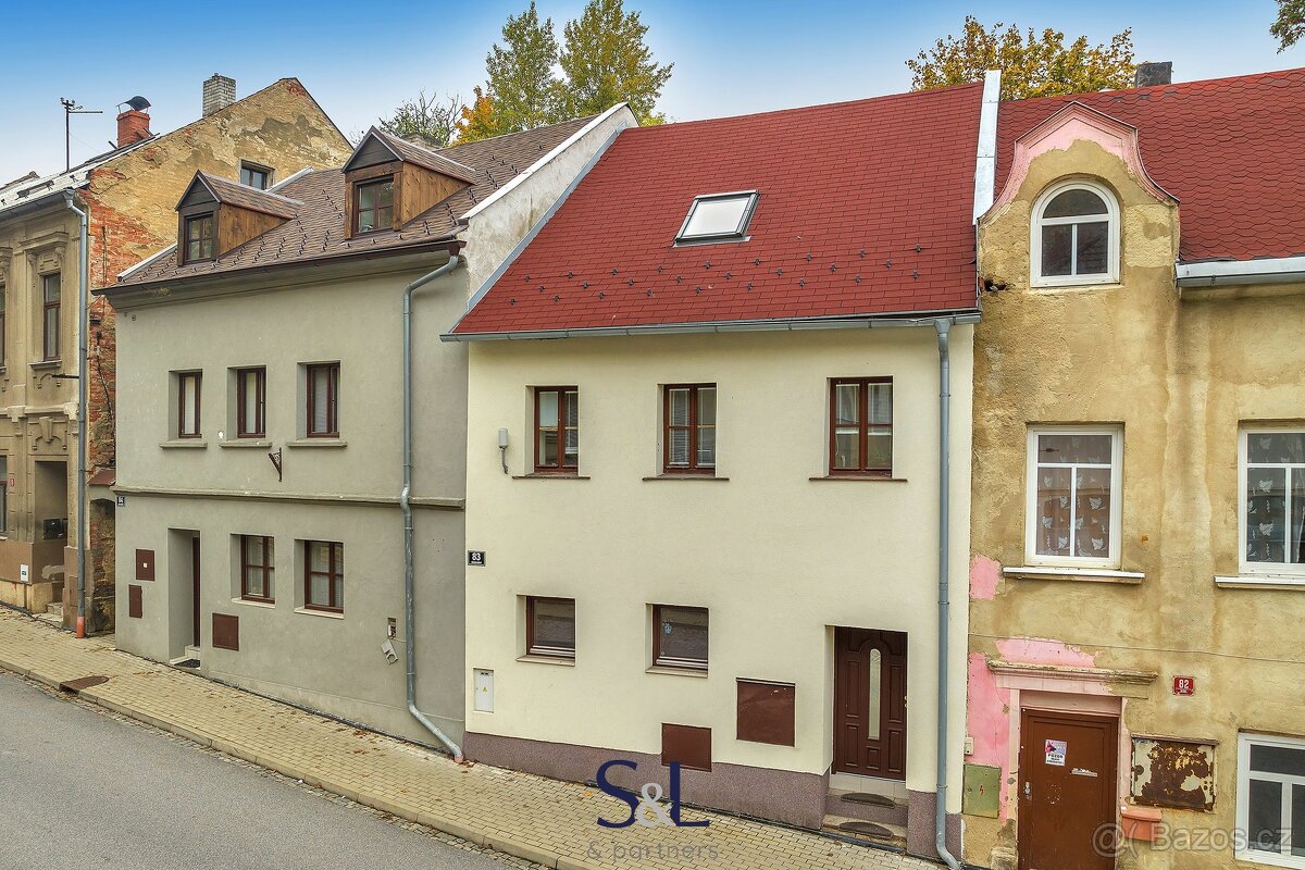 Nabízíme k pronájmu podkrovní byt o dispozici 1+kk v Mimoni,