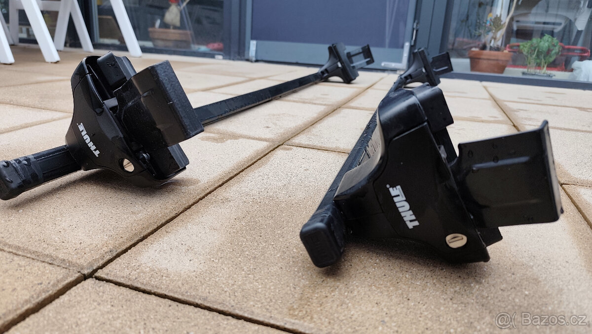 Thule squareBar + patky Mazda 3 2014-