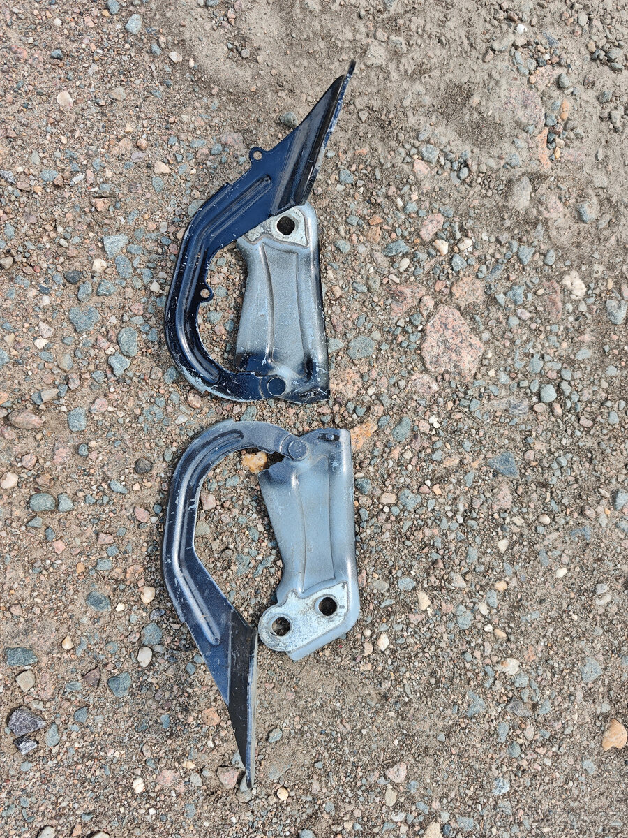 Originální panty kapoty Ford Focus Mk3/Kuga II, černá barva