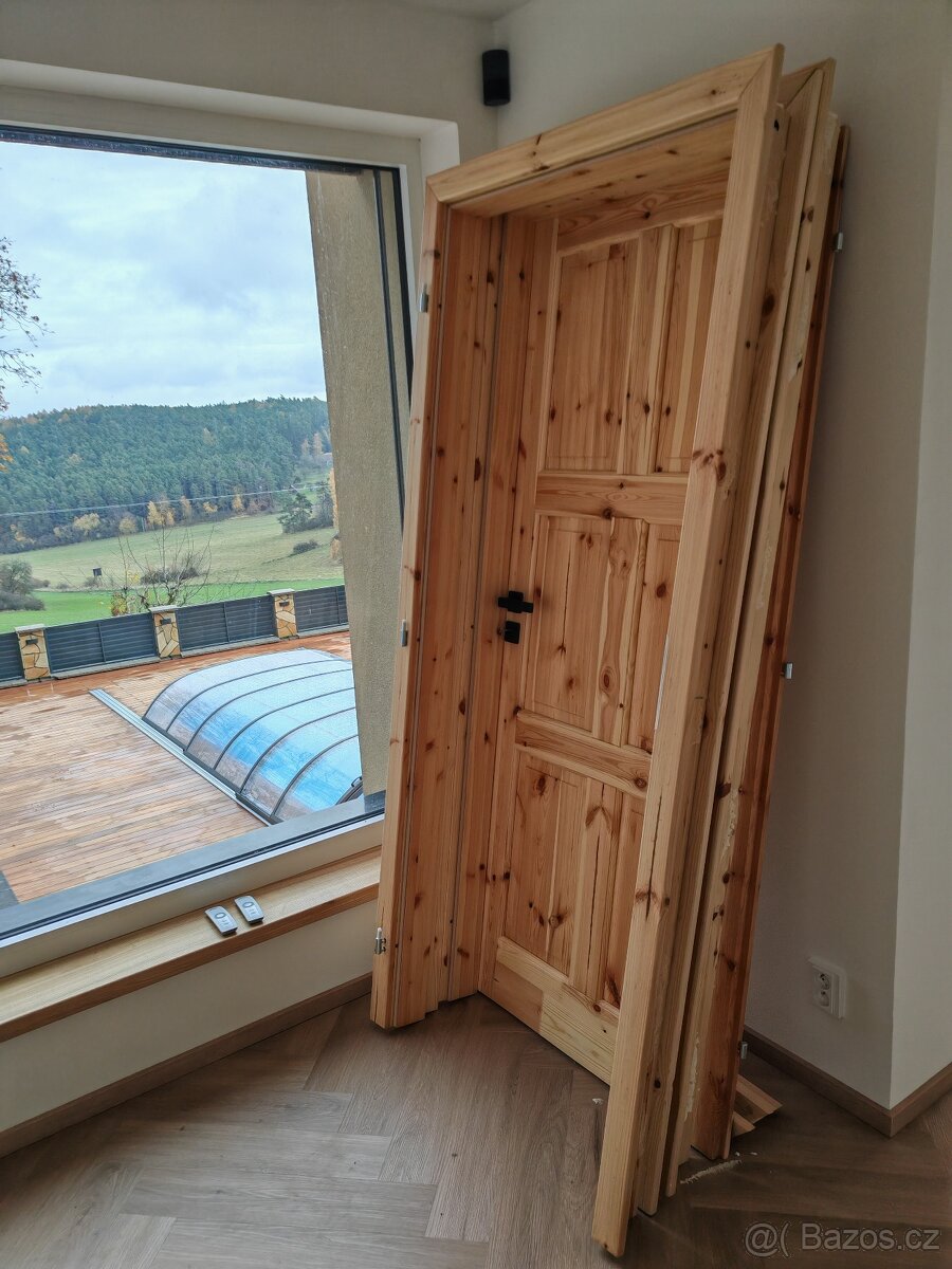 Nové dřevěné dveře