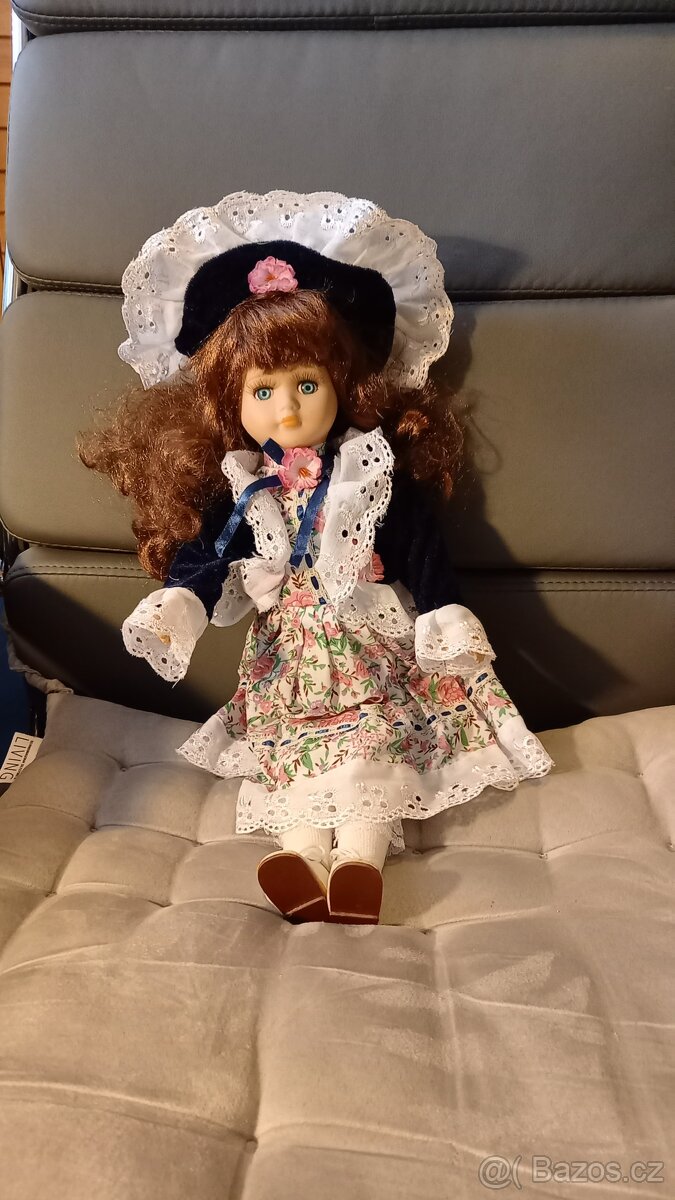 Porcelánová panenka - květované šaty