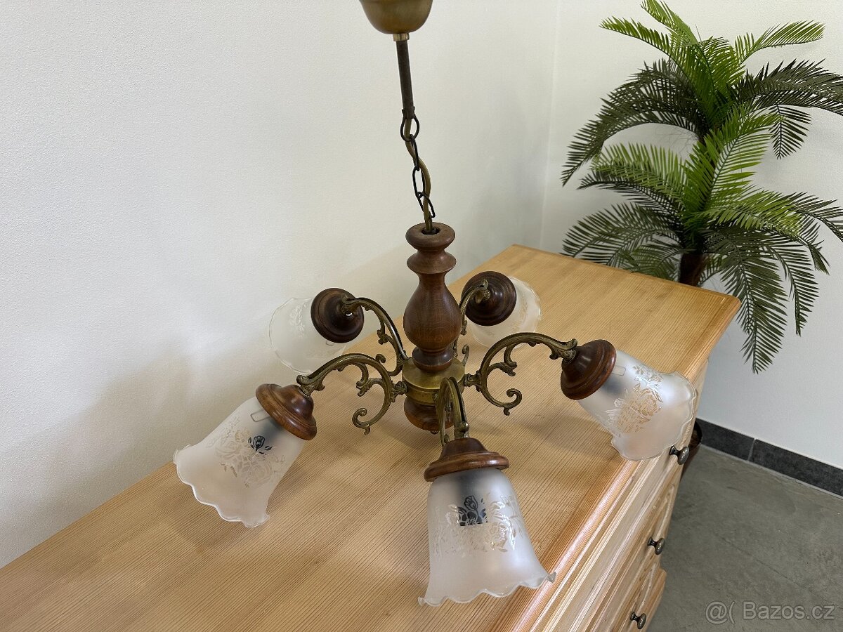 Závěsný rustikální lustr 5-ti ramenný s pískovaným sklem.