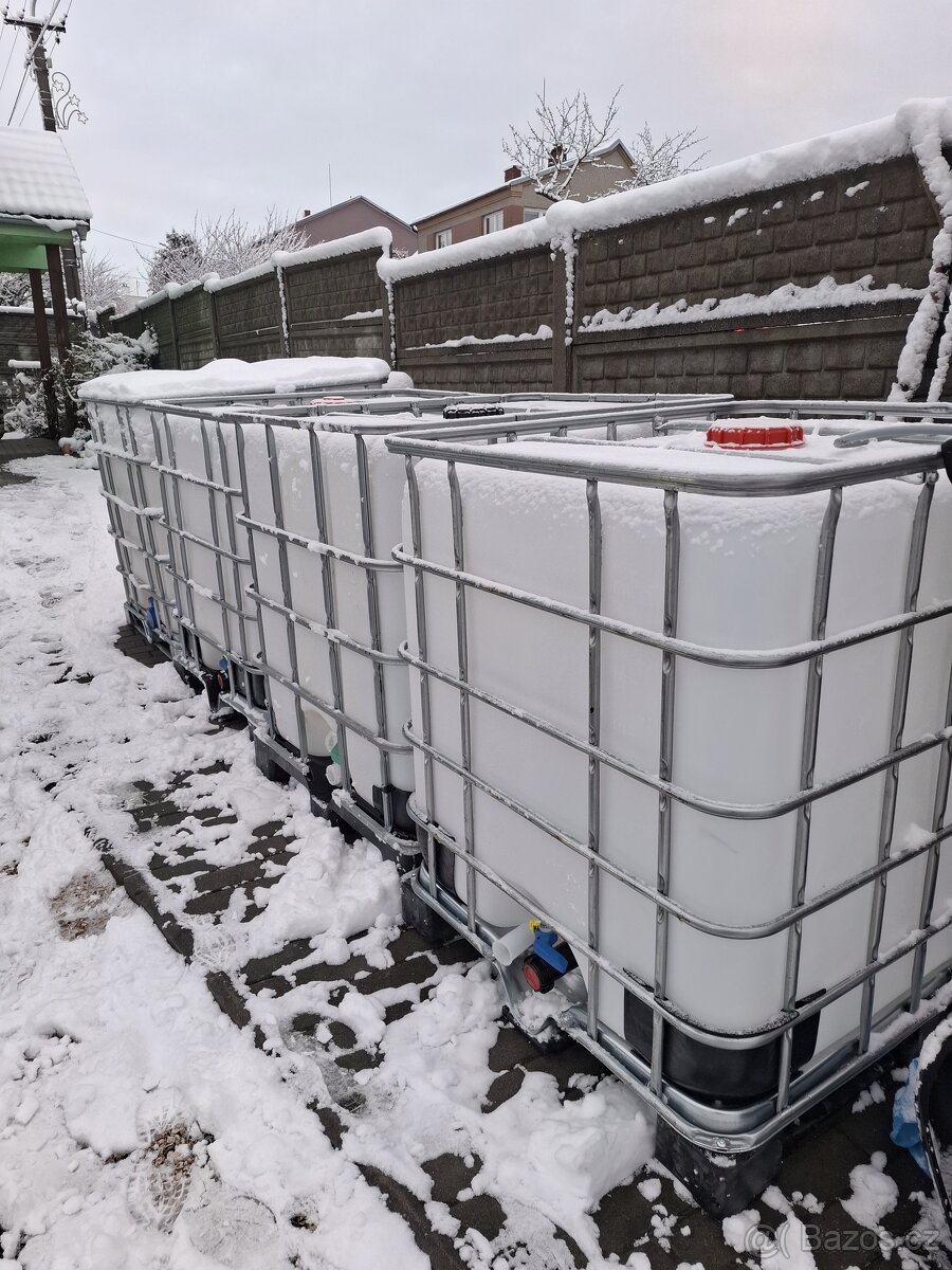 IBC 1000 L na plastove paletě