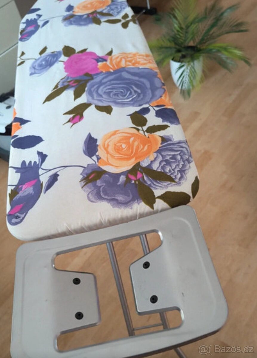 Žehlicí prkno s květinami