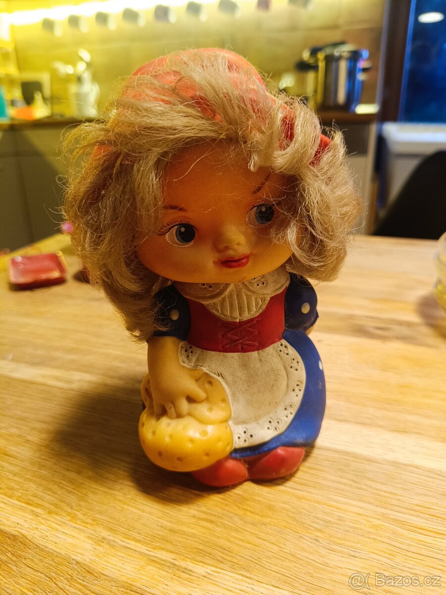 Stará panenka s kočárkem