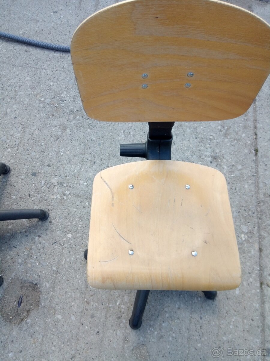 Prodám dřevenou kanc.židli otočnou