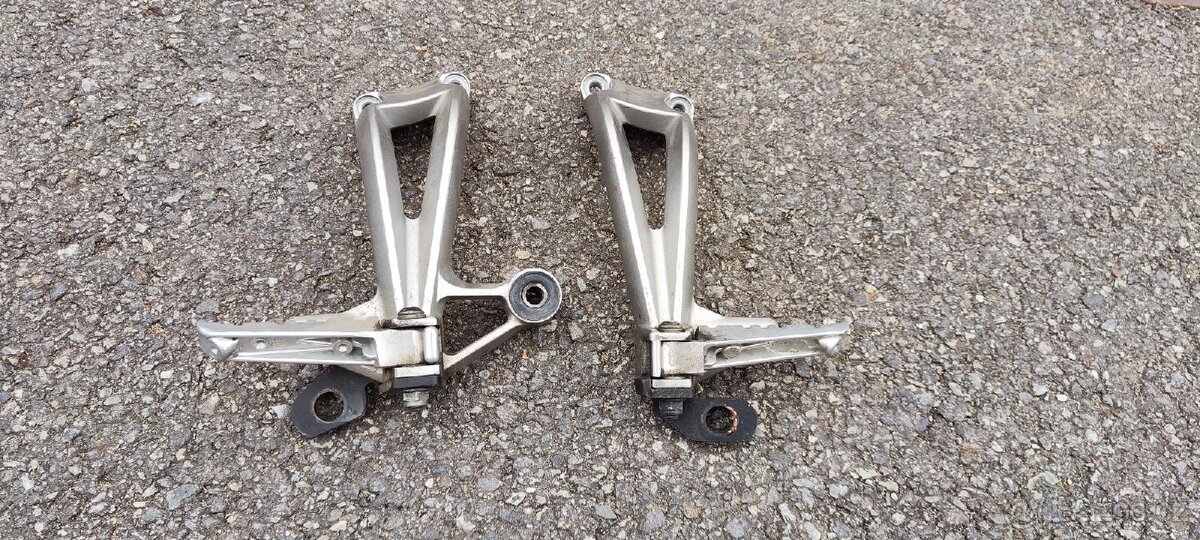 Zadní stupačky na FZ1