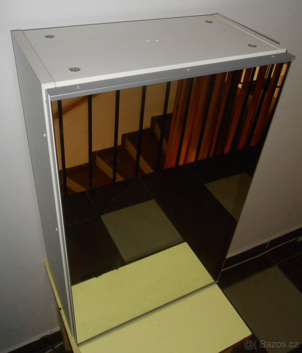 Zrcadlová skříňka