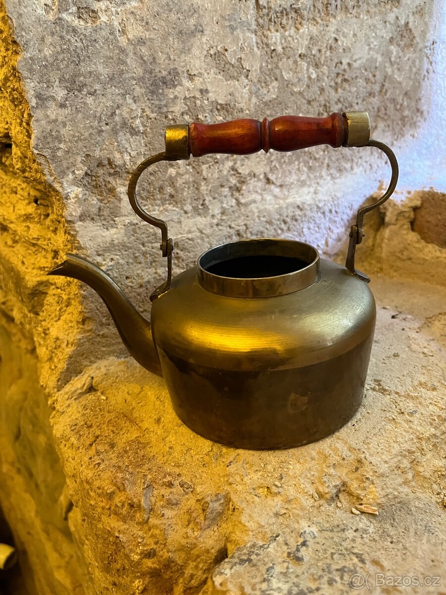 Stará mosazná konvička