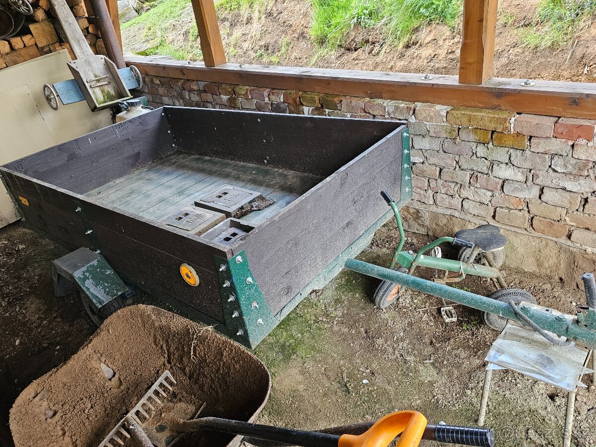 Přívěsný vozík