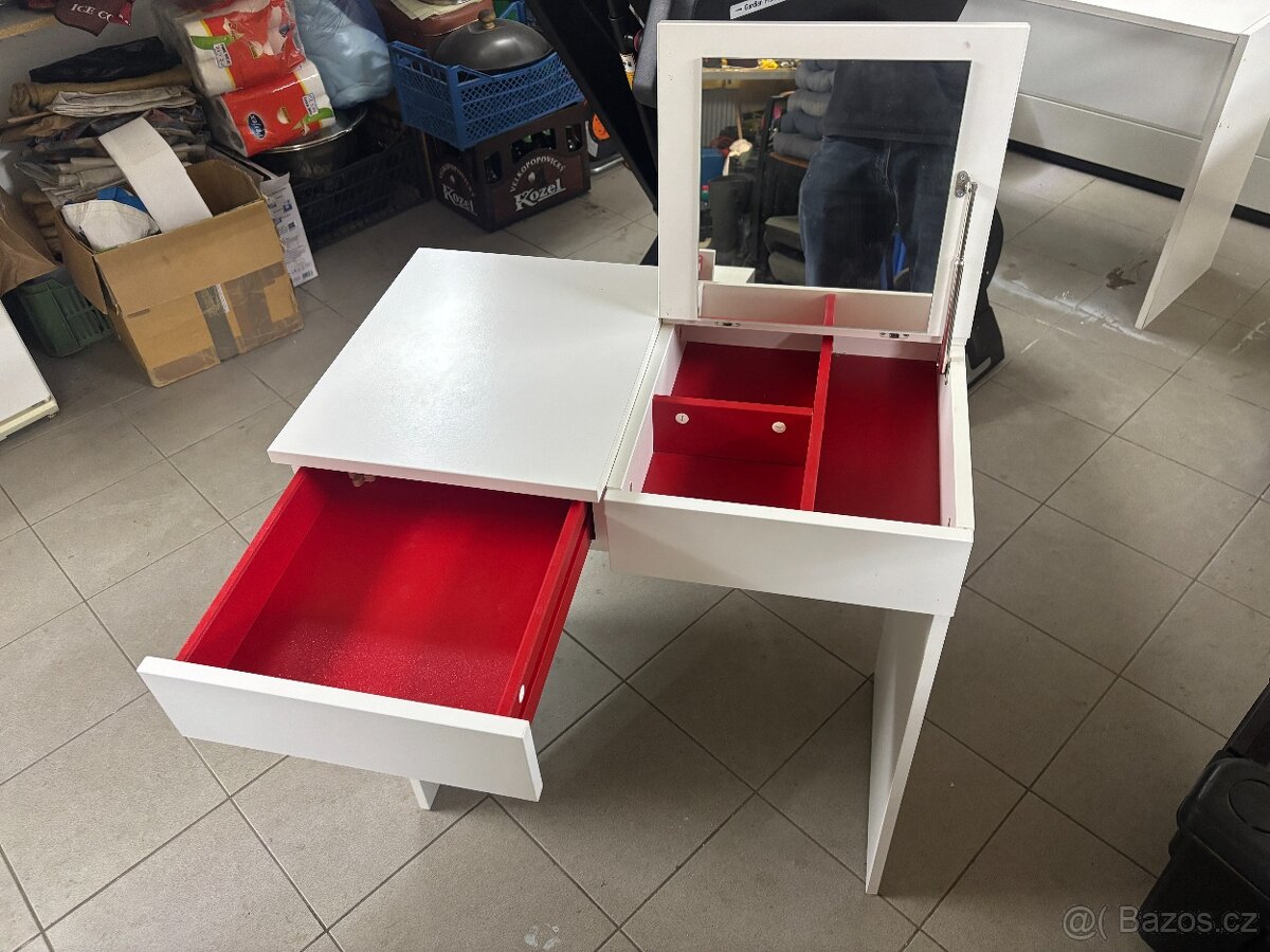 Bílý toaletní stolek se zrcadlem