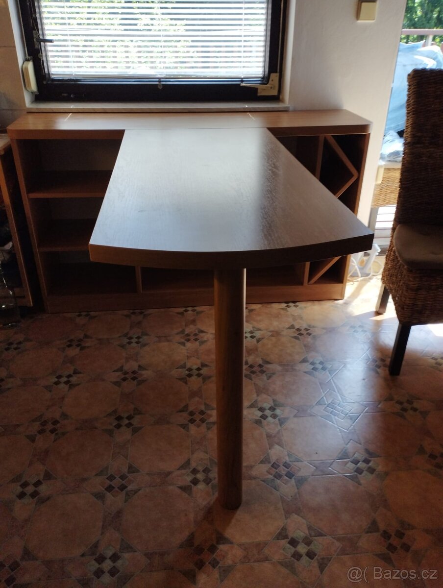 Kuchyňský pult s regálem