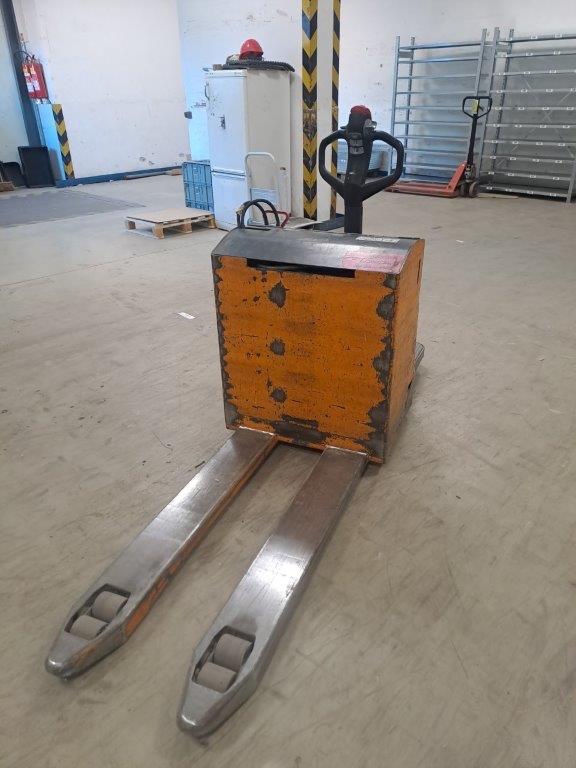 Nízkozdvižný elektrický paletový vozík STILL EGU 20 S s nabí