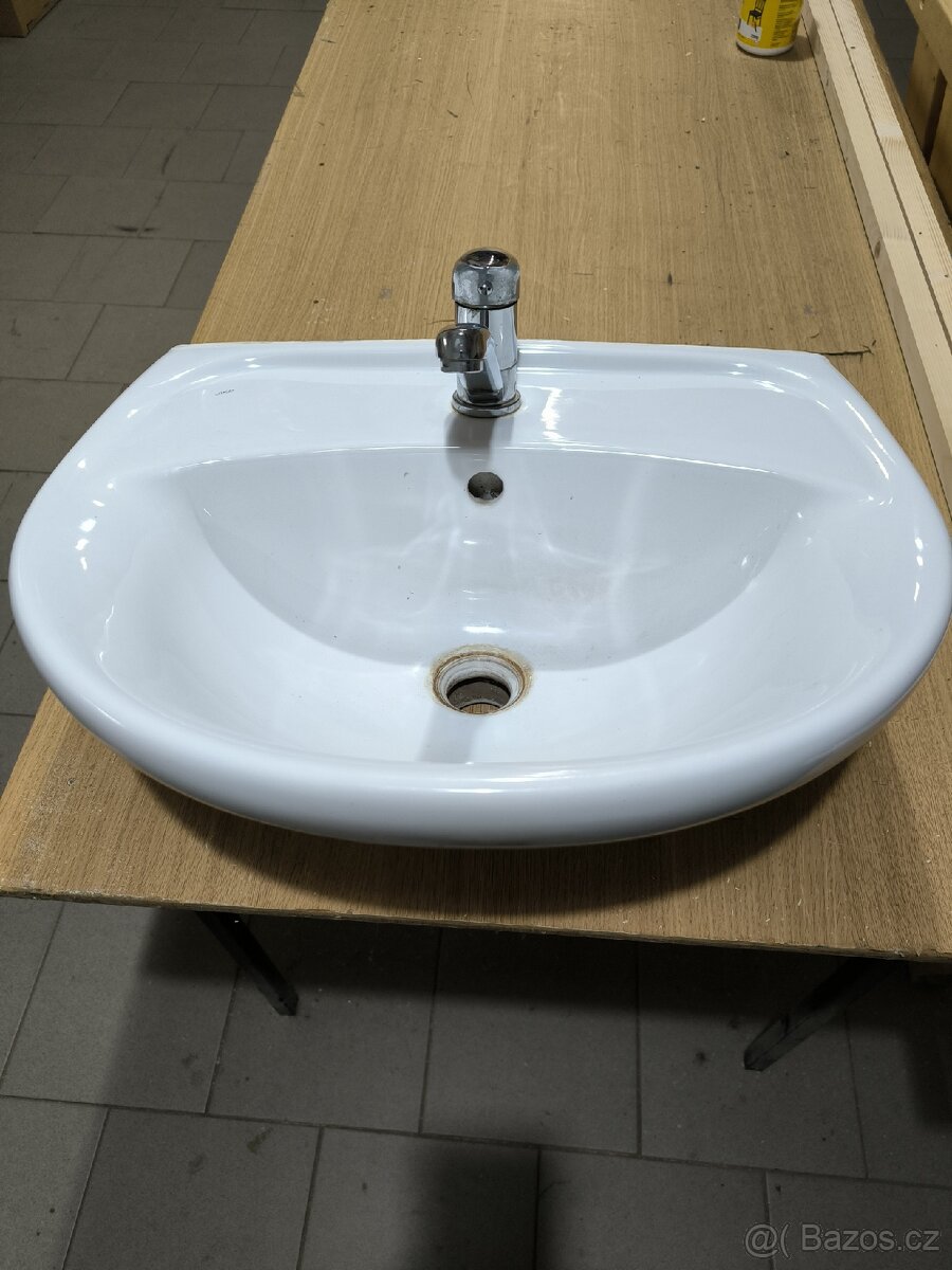 Umyvadlo včetně baterie