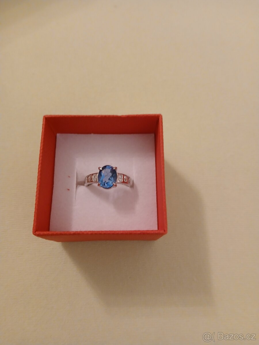 Stříbrný prsten Topaz Swiss blue,s drobnými zirkonkami