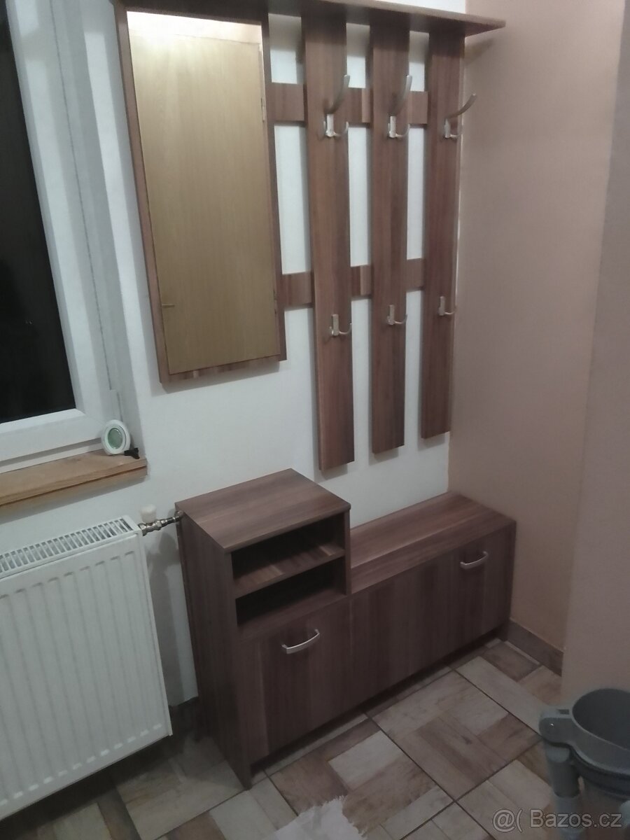 Stěna na kabáty a botník