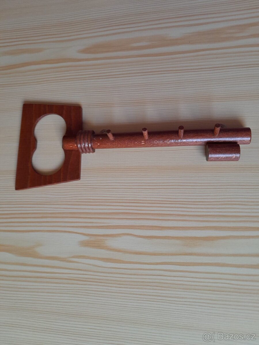 Dřevěný věšák na klíče