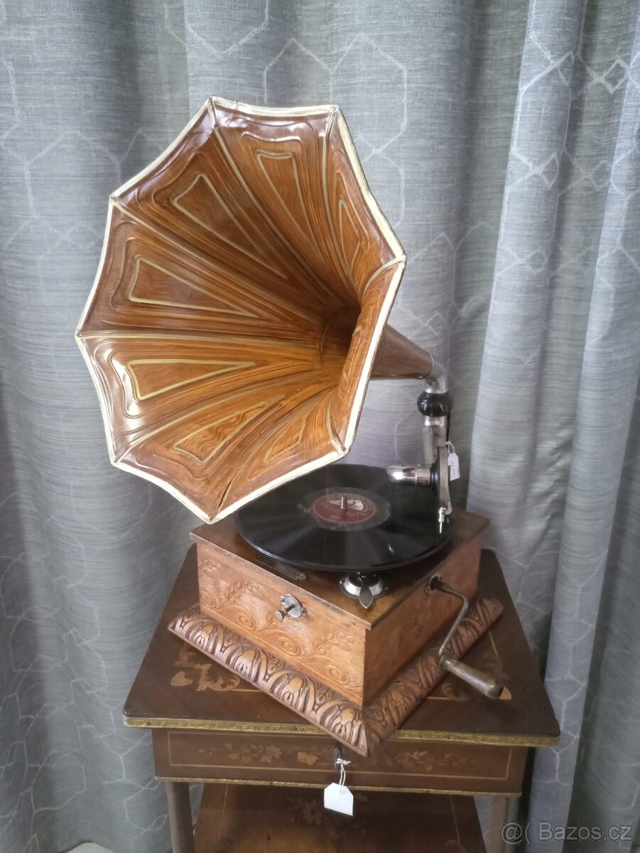 Malý gramofon s troubou