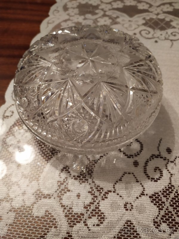 Broušená cukřenka