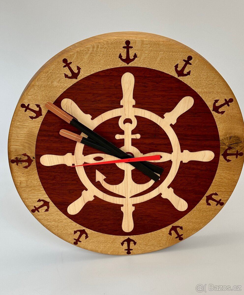 Velké masivní hodiny kotva