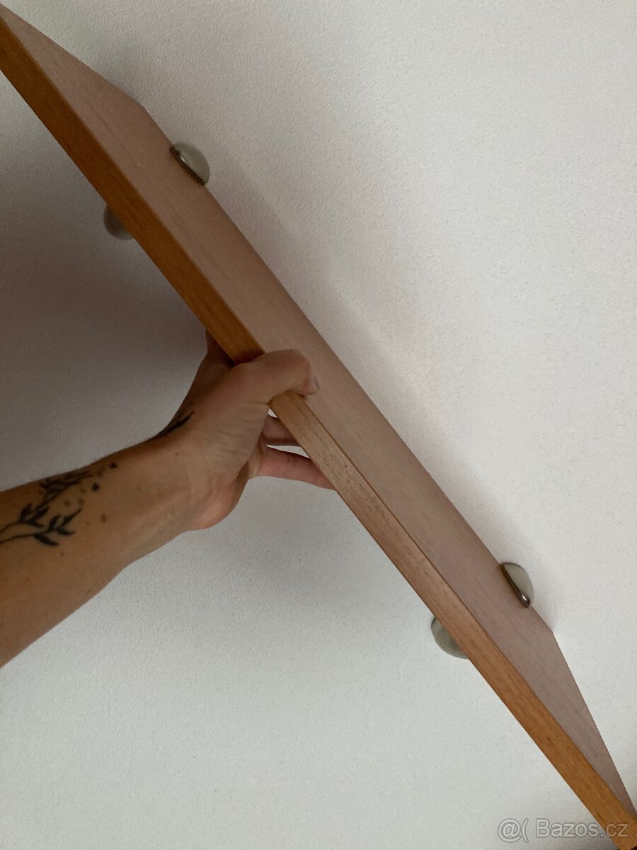 Nástěnné police ( dva kusy)