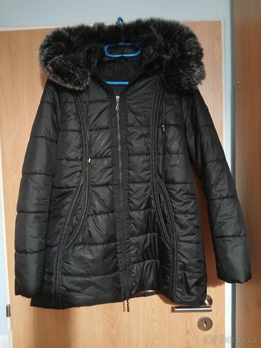 Krátký černý kabát XL