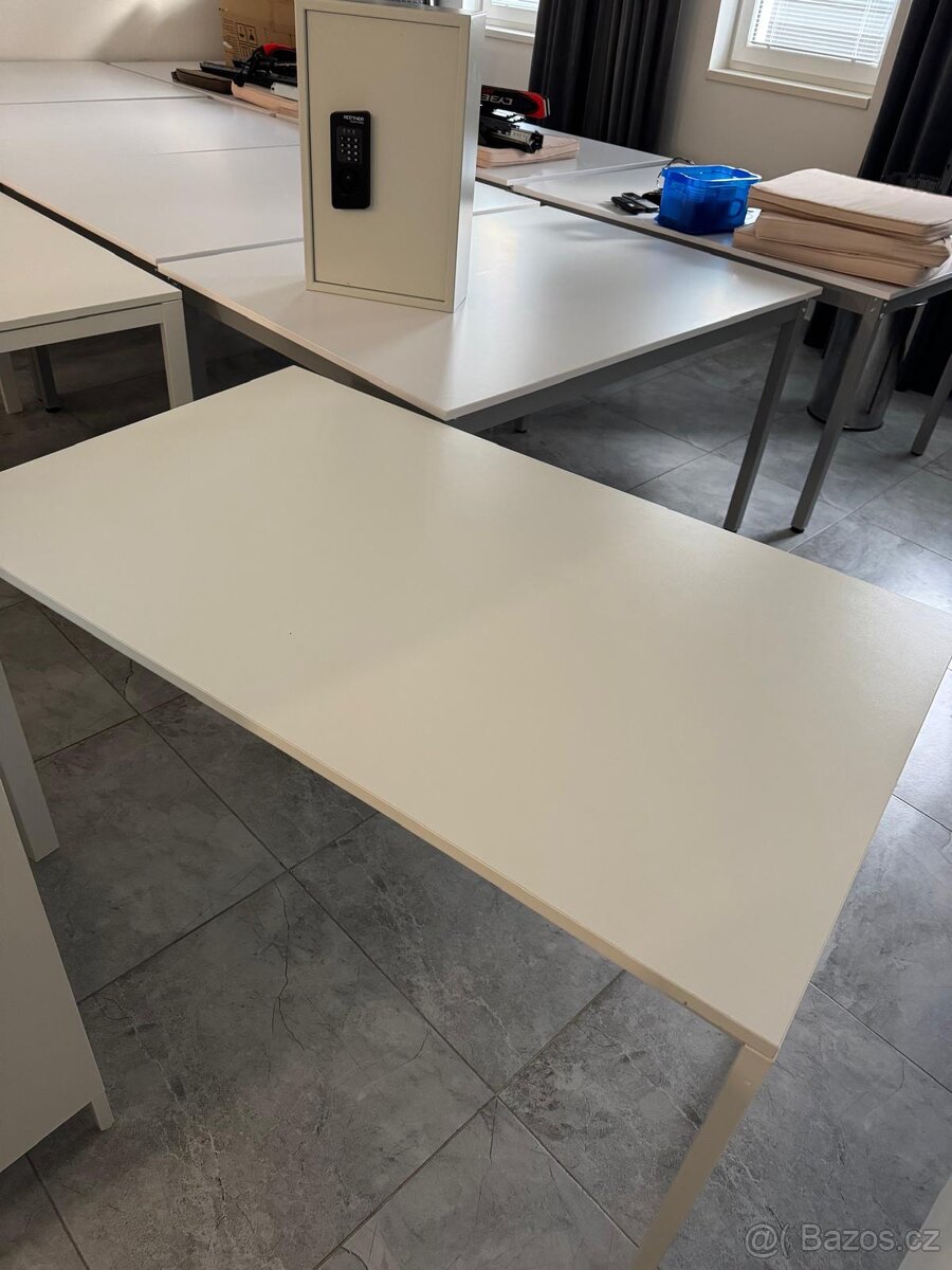 Bílý psací stůl