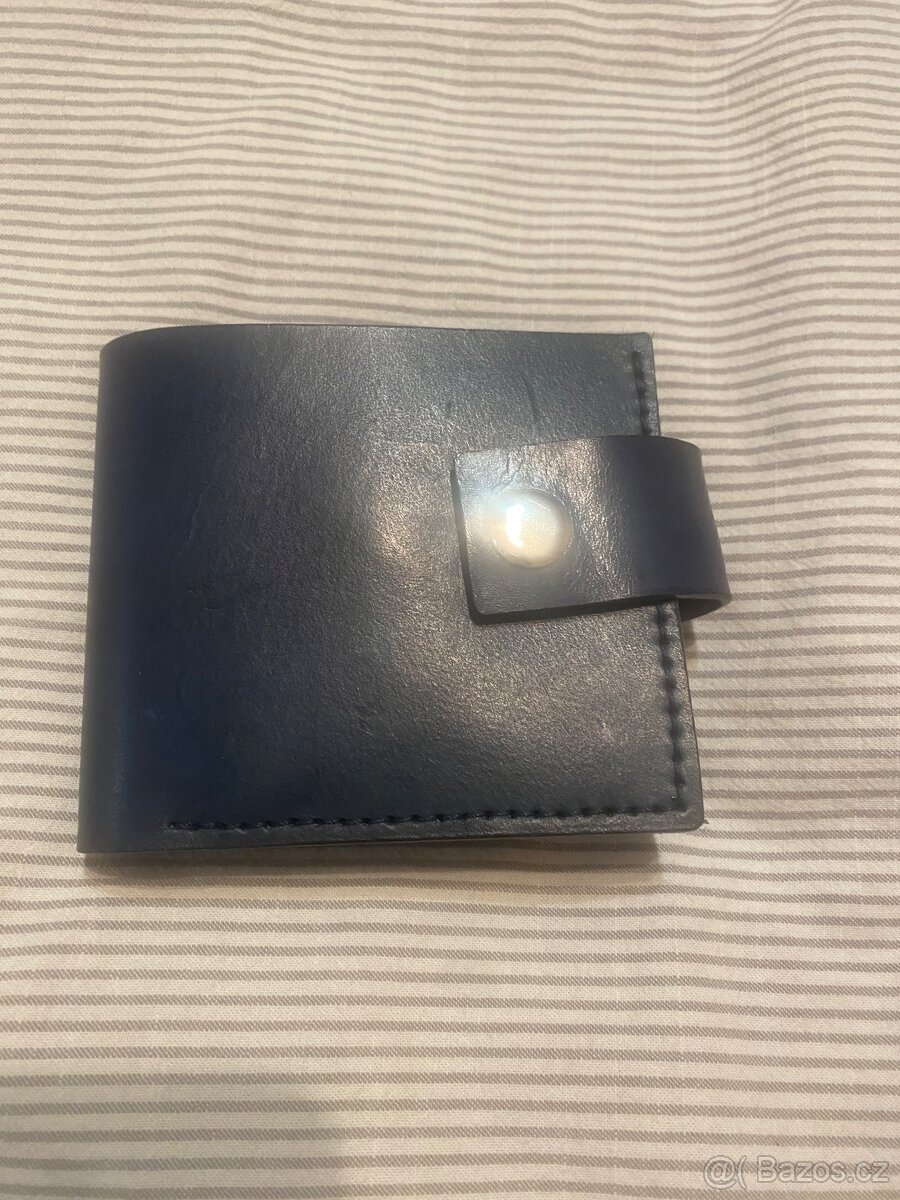 Modrá kožená peněženka