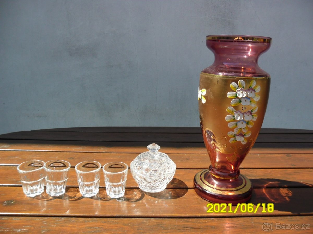 Váza,  lázenské pohárky a velká keramická váza, popelník