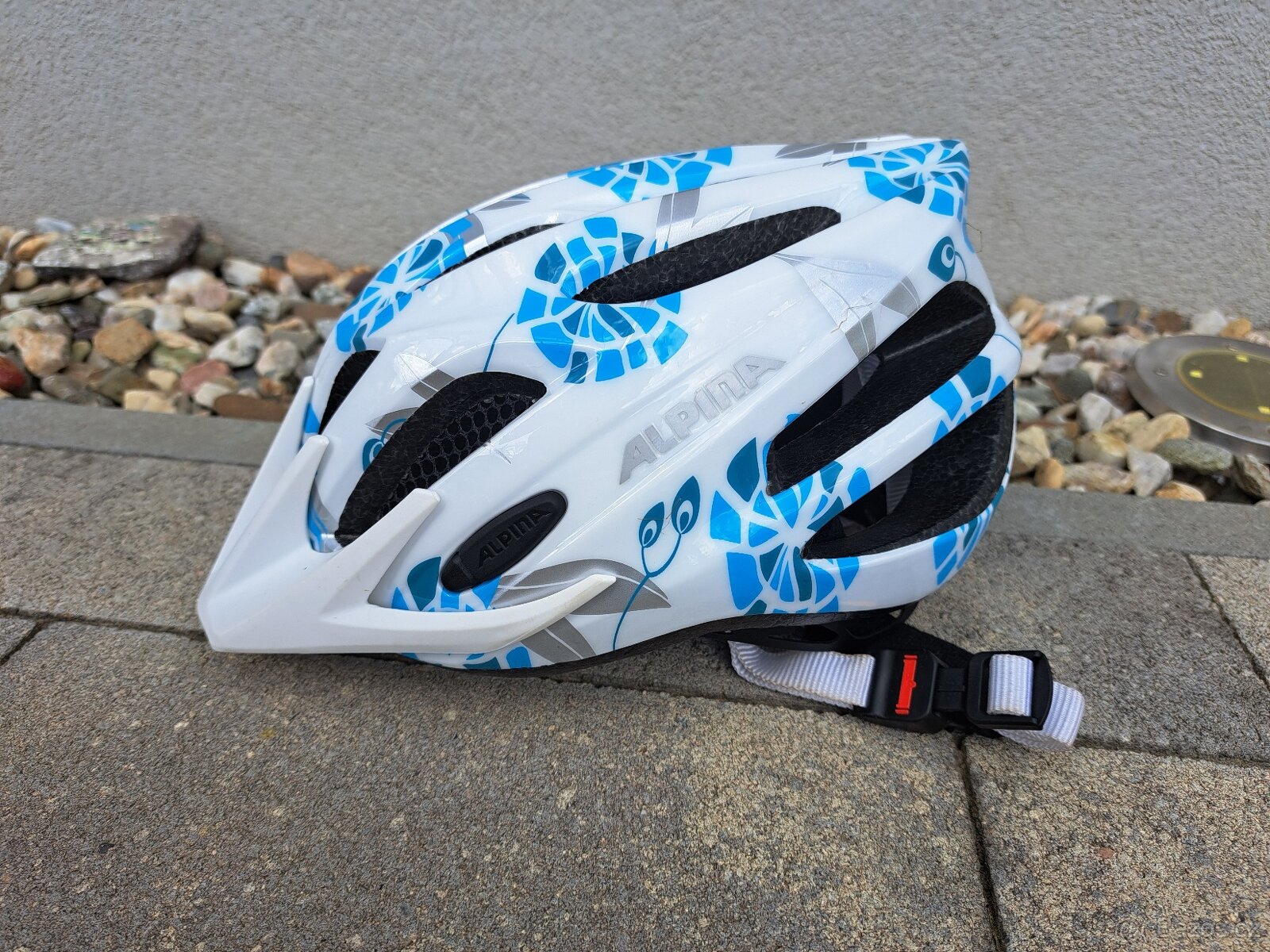 Alpina helma na kolo cyklistická přilba