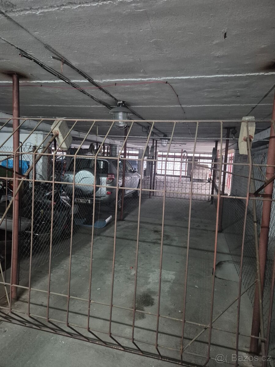 Parkovací uzamykatelný box