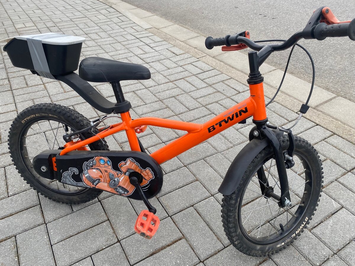 Prodám kolo velikost 16 + ochranou helmu.