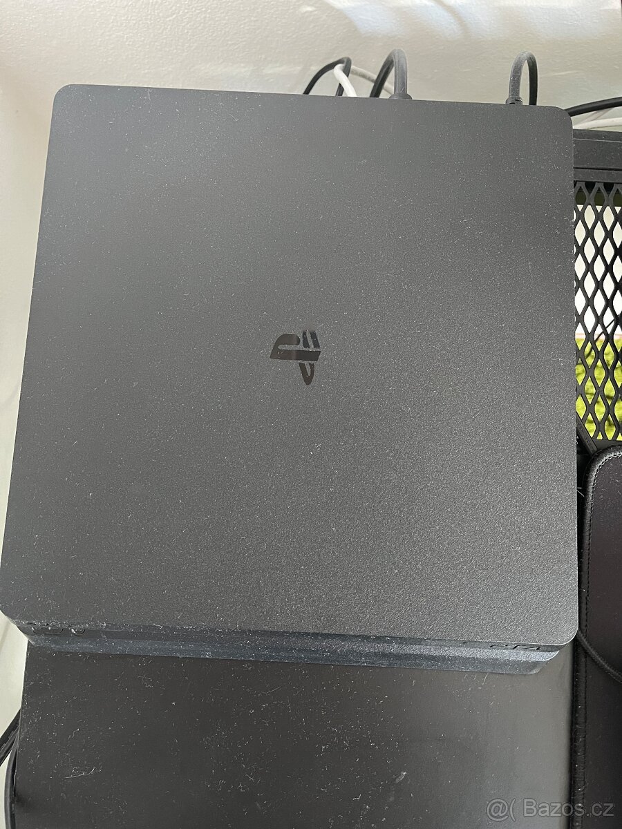 PS4 Slim 2TB + 7 her + 2 ovladače + nabíječka